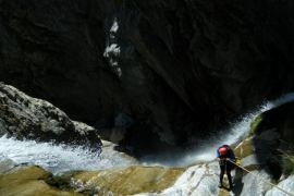 Amélie descend une magnifique cascade de 50m - Pyrenees - Espagne